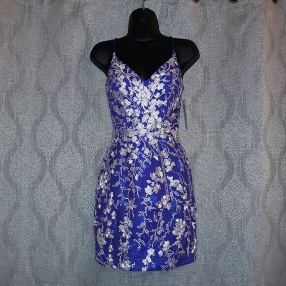 Holiday, Prom, Homecoming Short Cocktail Dress with Floral Appliques - Size: 4 - Picture 8 of 16